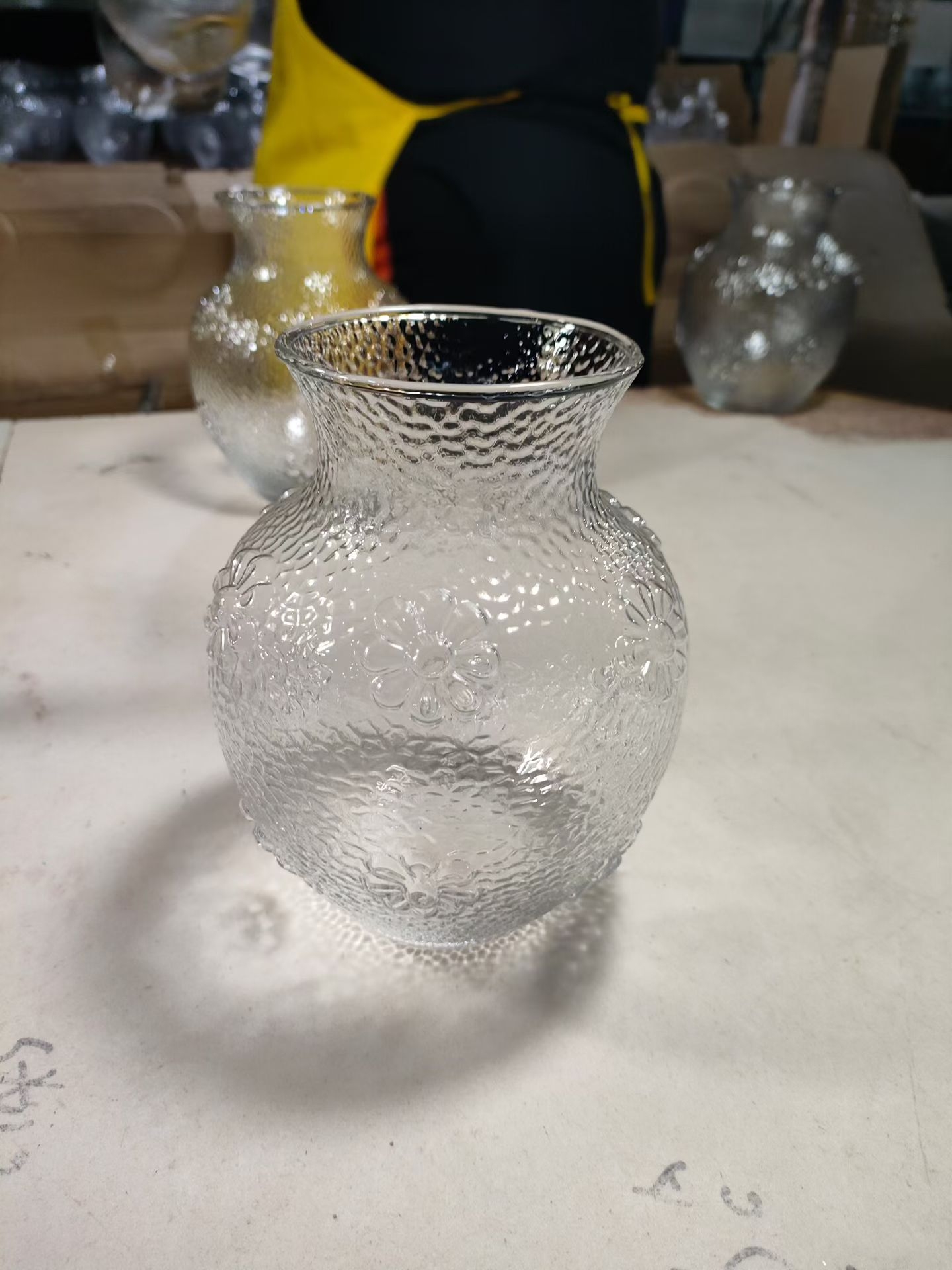 wholesale glass vases - hammered relief close-up with gold-tone sample behind